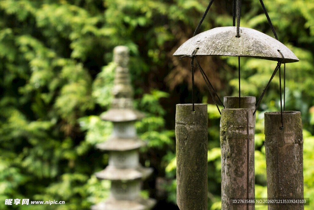 日式庭院风铃与石塔景观
