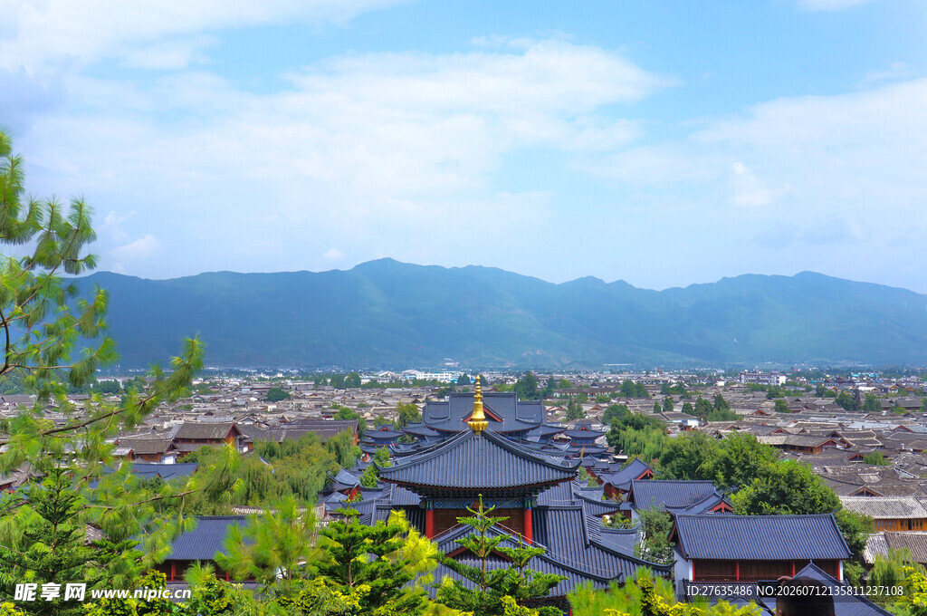 俯瞰中式古建与远山美景