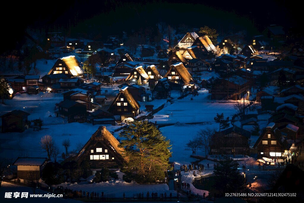 山间夜景中的温馨灯火小屋