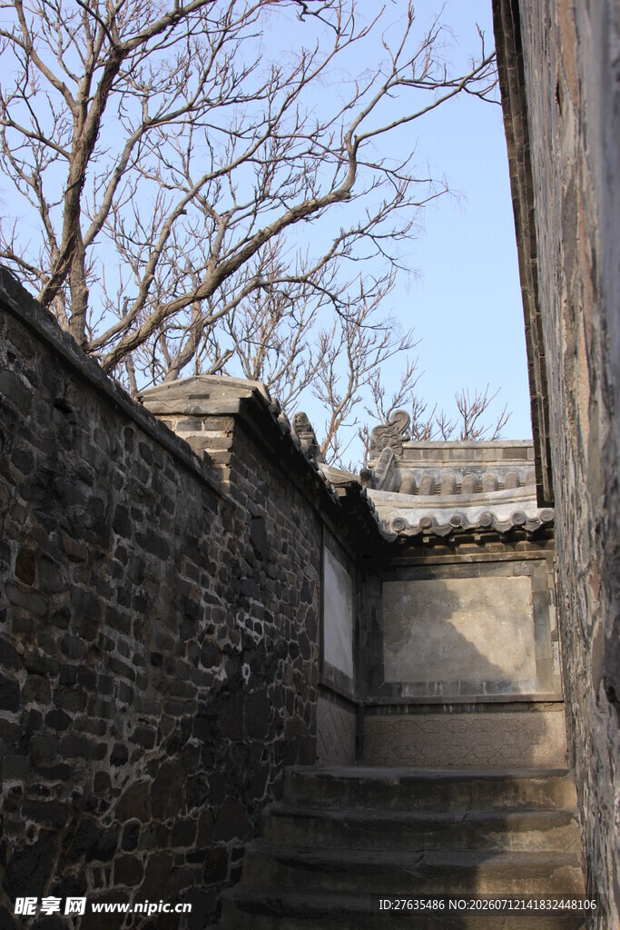 古巷石阶冬日静谧景致