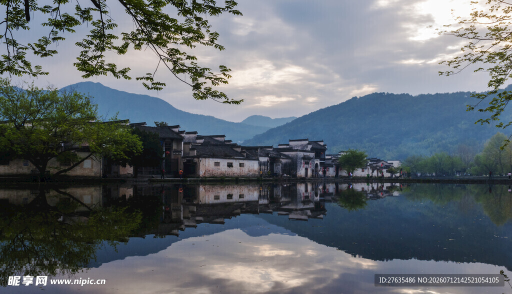湖畔古村山水相映成画