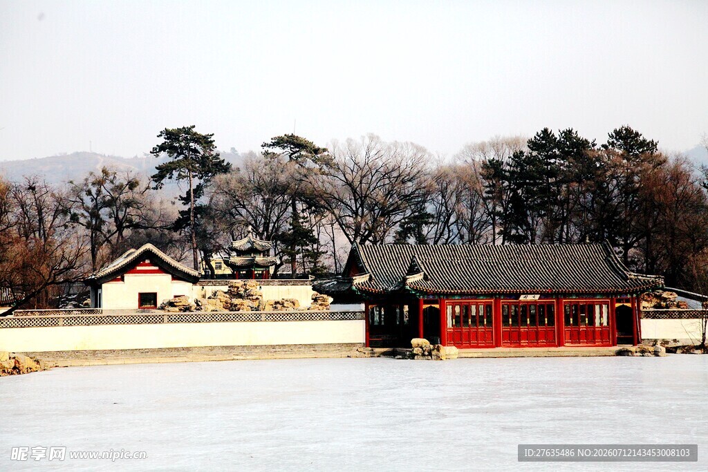 冬日湖畔中式建筑景观