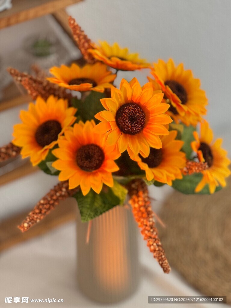 花瓶中的向日葵花束
