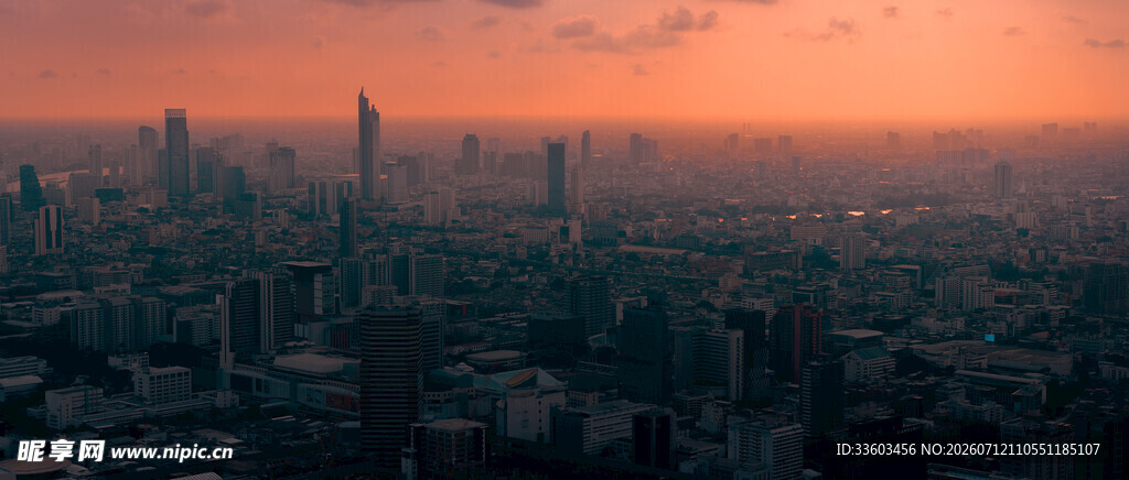 夕阳下的繁华都市景观
