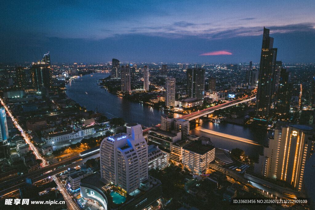 城市夜景俯瞰图