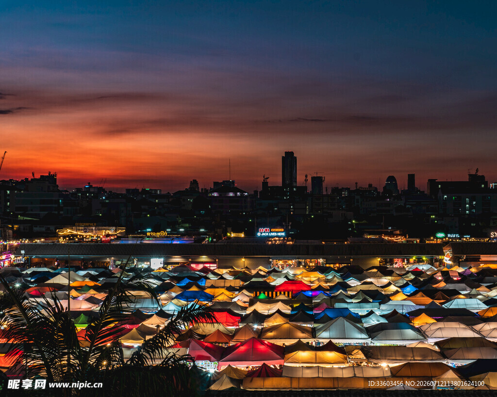 城市夜景中的多彩传统建筑