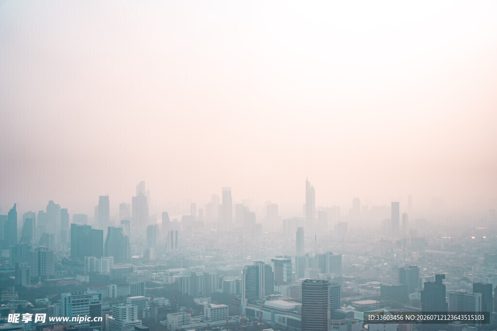 雾中都市景观