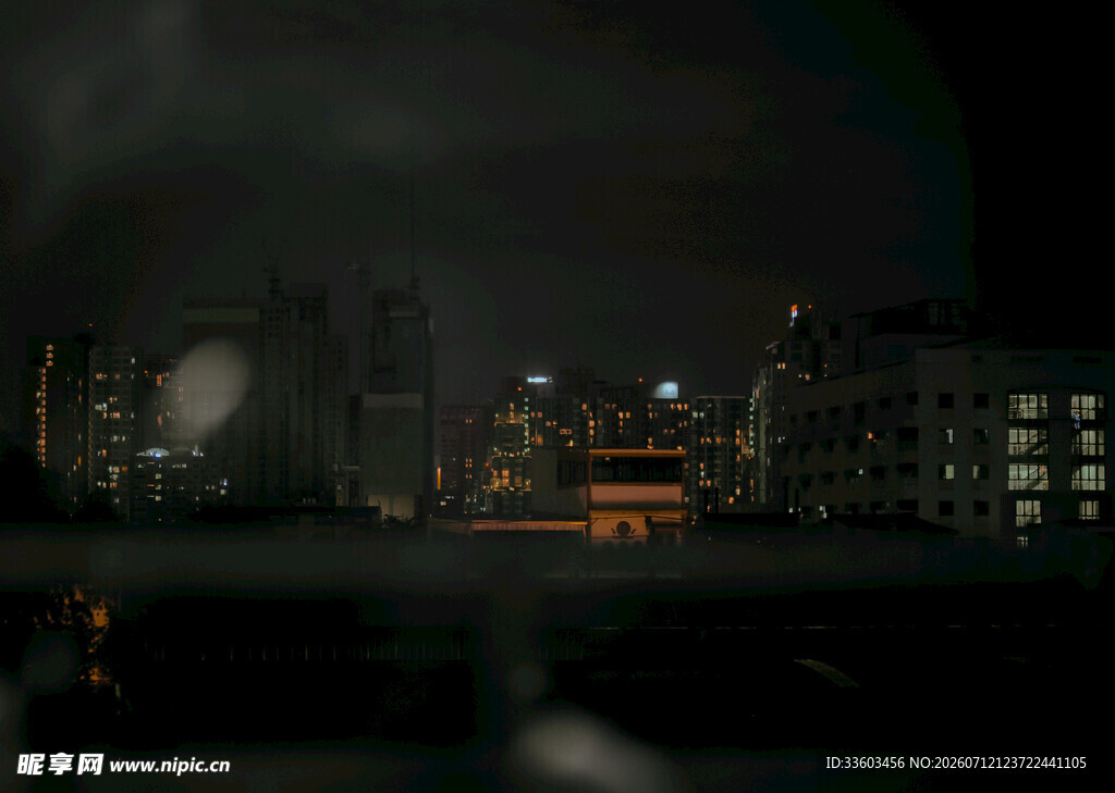 夜晚城市建筑朦胧景象