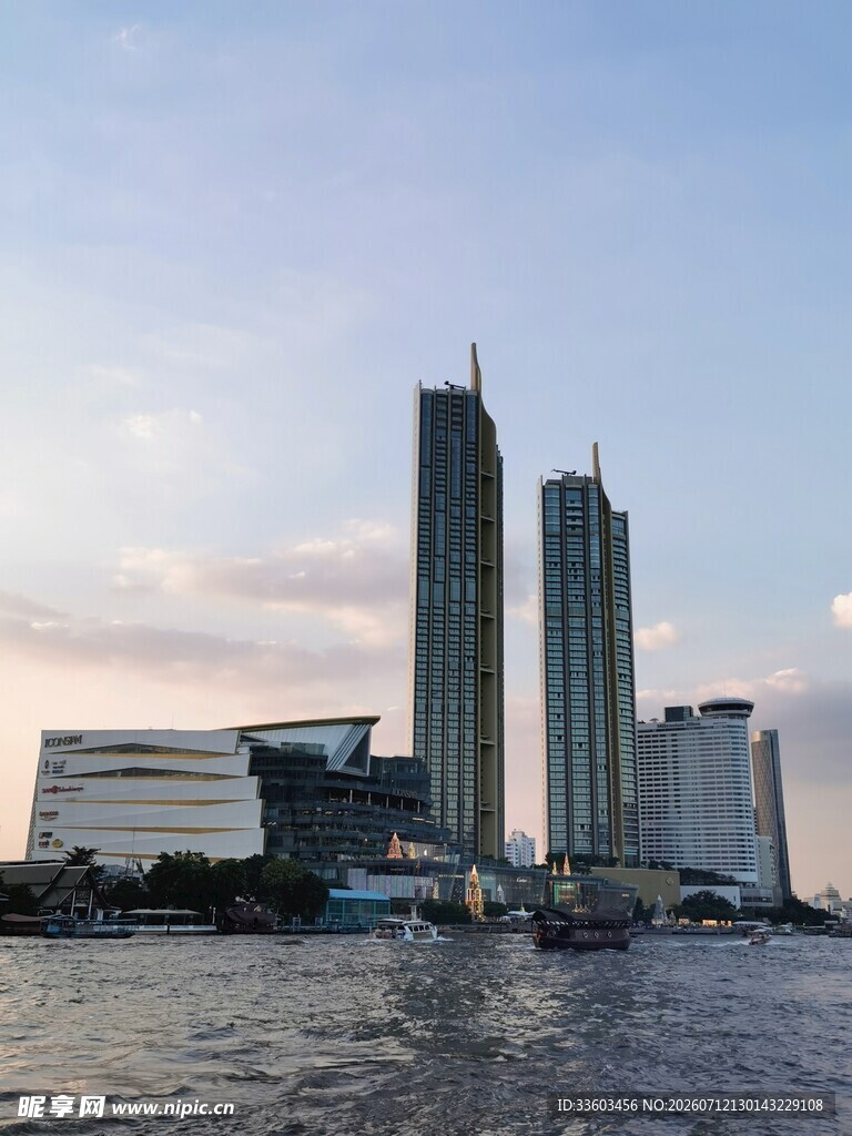 河畔高楼景观