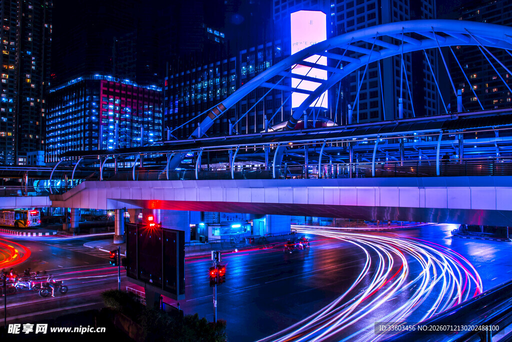 城市夜景中的绚丽车流桥梁