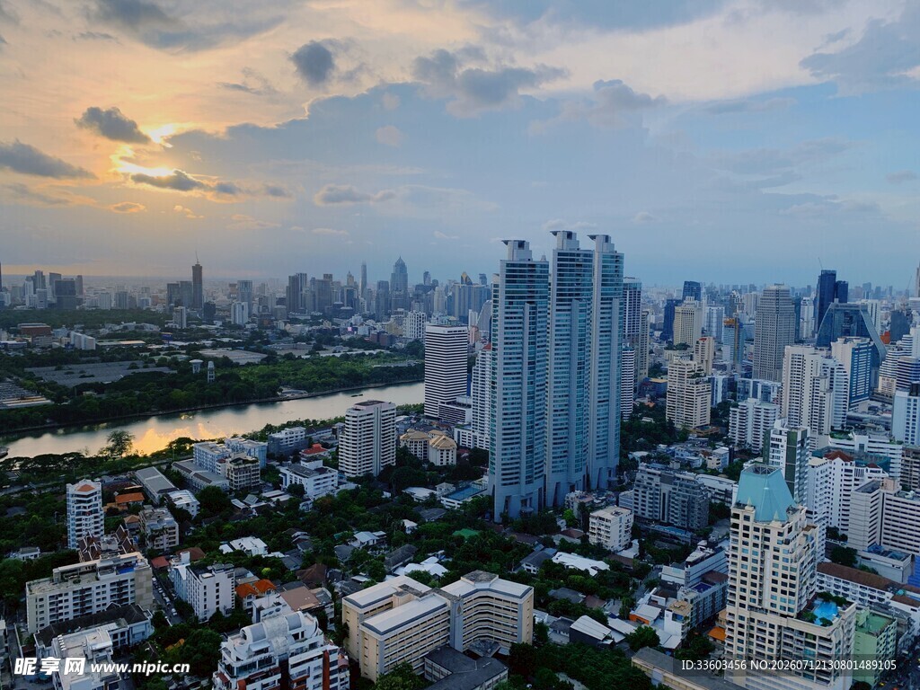 城市天际线夕阳下的繁华