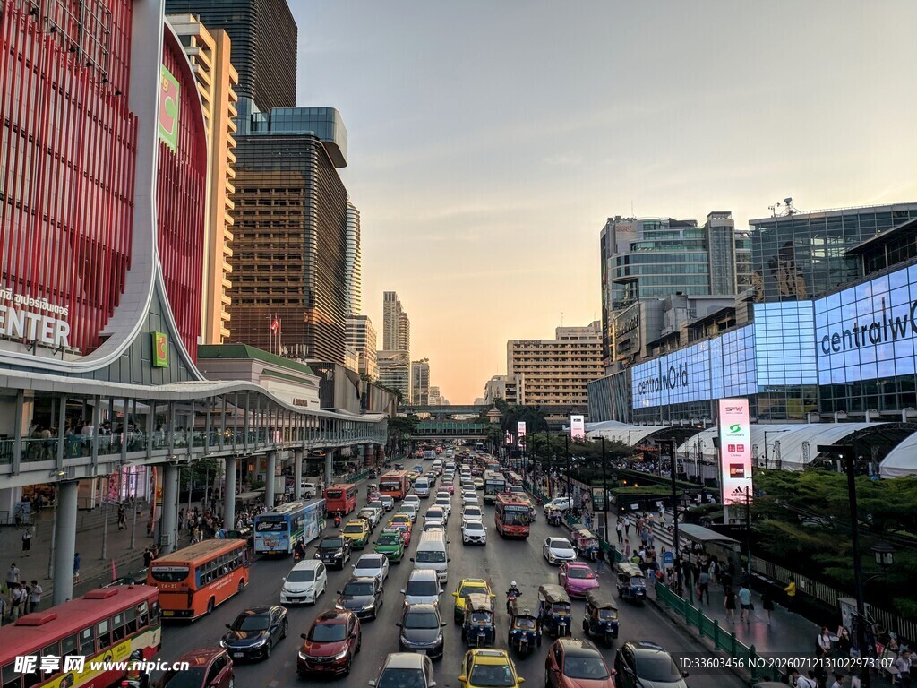 城市繁忙街道交通景象