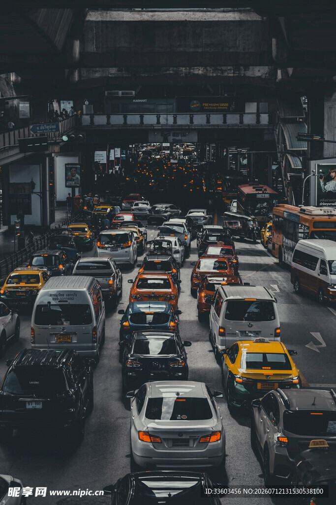 城市交通拥堵繁忙景象
