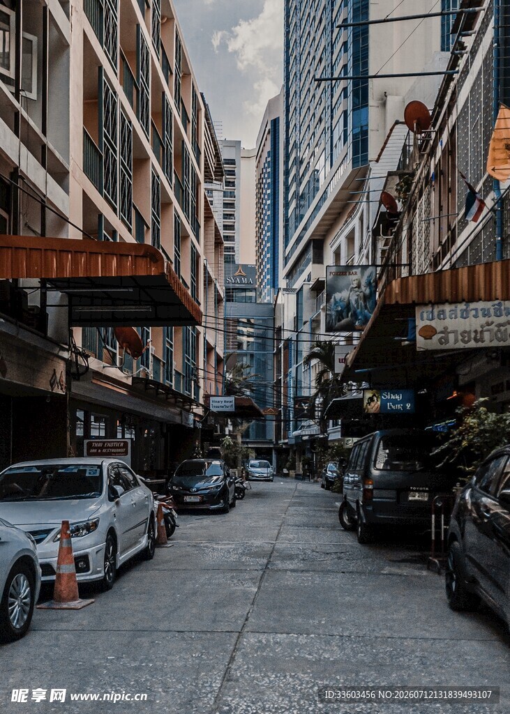 城市街道两旁建筑与车辆
