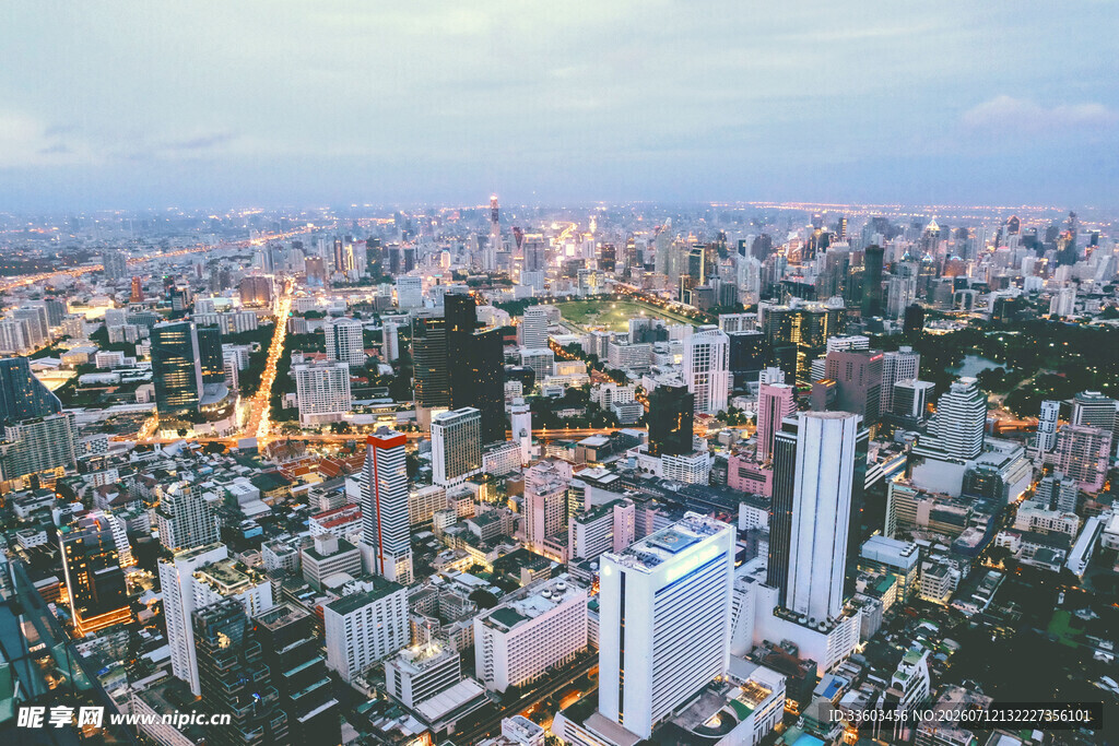 城市夜景俯瞰图