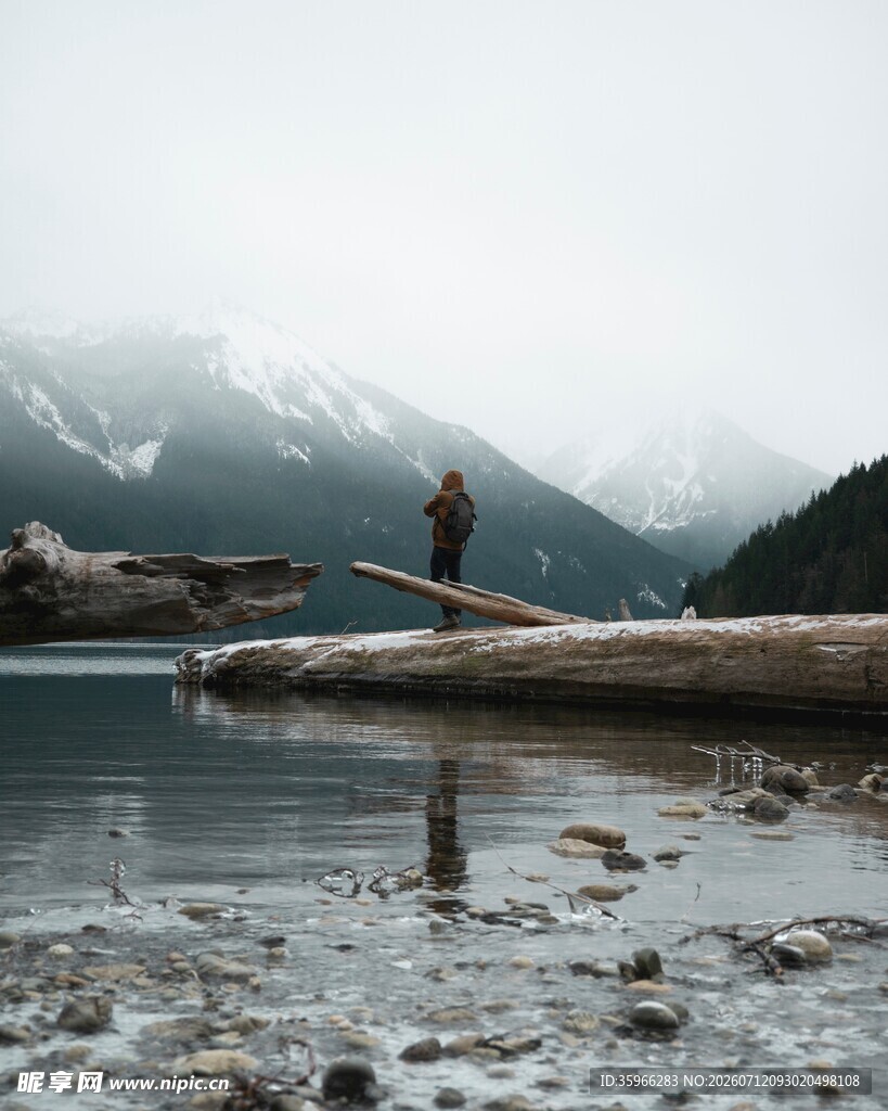 湖畔旅人静赏雪山美景