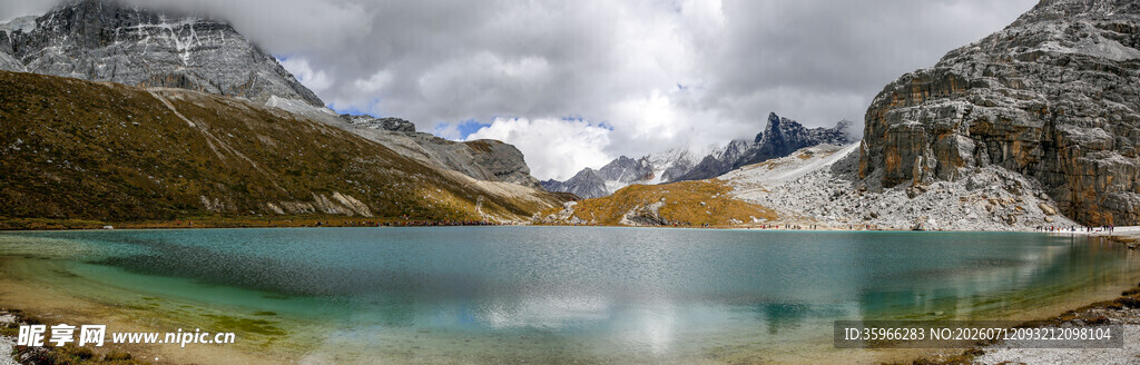 高山间的绚丽湖泊美景