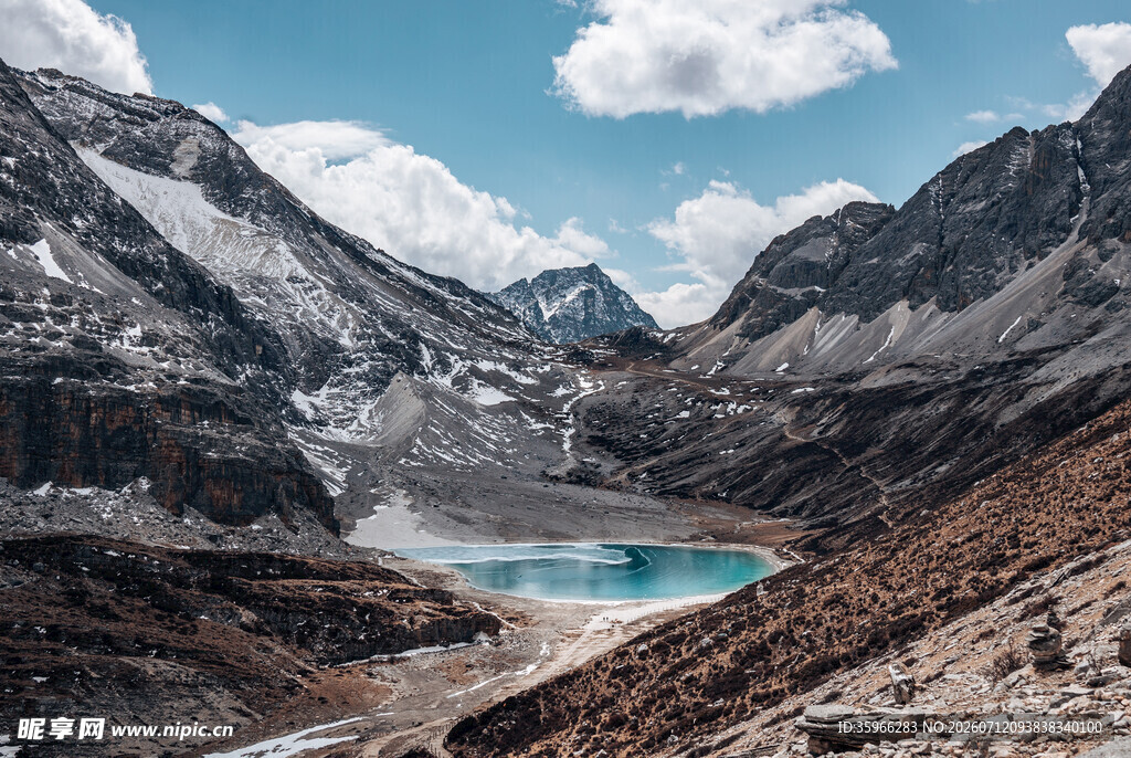 高山间的澄澈蓝湖美景