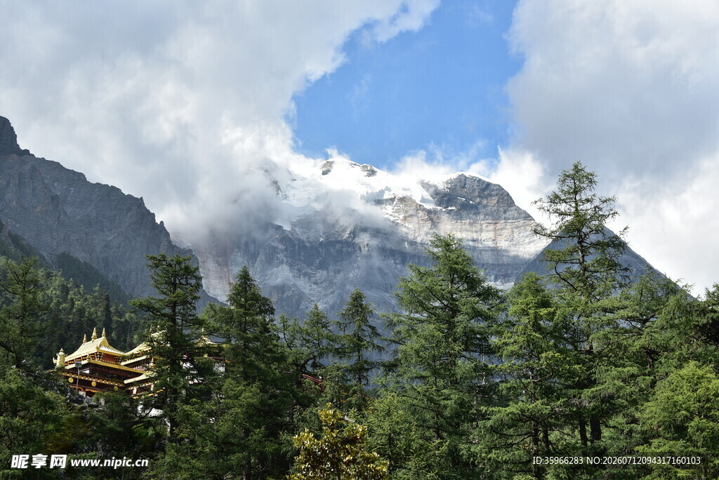 山林间的秀丽山峰景观
