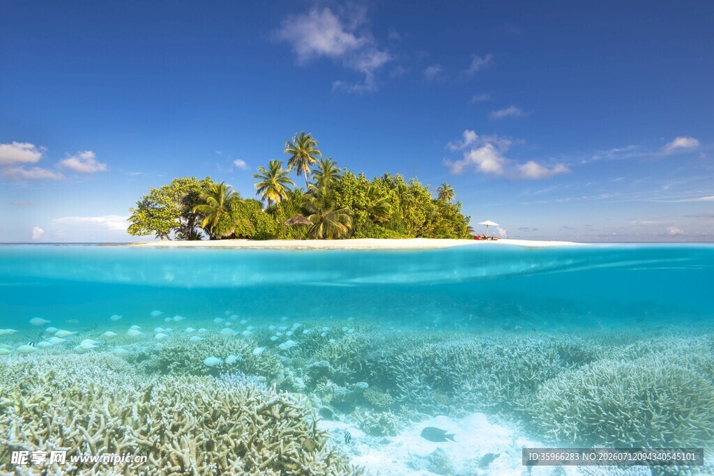 美丽海岛的梦幻蓝色海域