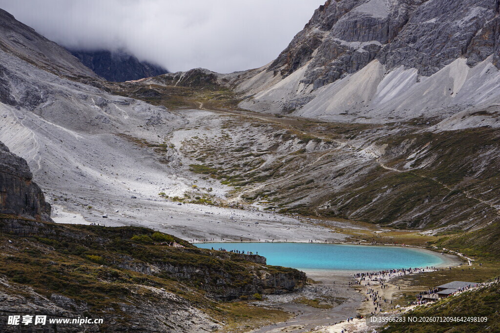 高山间的幽蓝湖泊美景