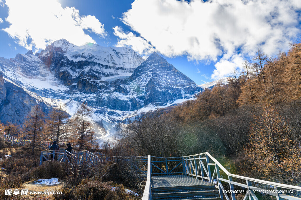 山间栈道旁的壮丽雪山景