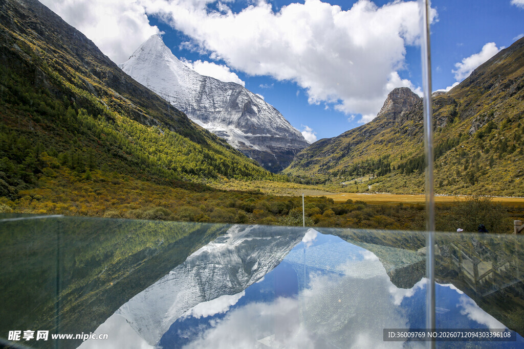 高山湖泊美景倒映