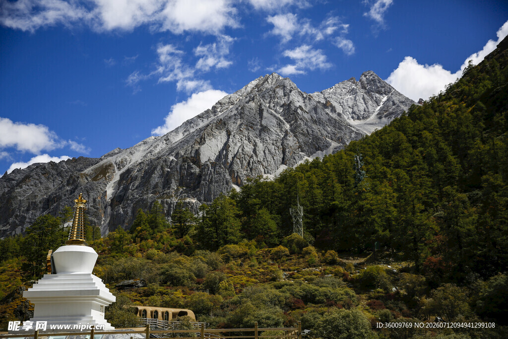 雪山下的白色雕塑景观