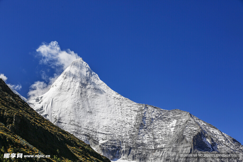 巍峨雪山壮丽景观