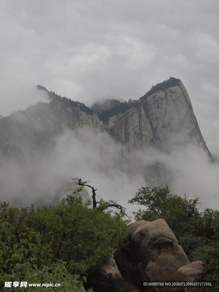 云雾缭绕的巍峨山峰
