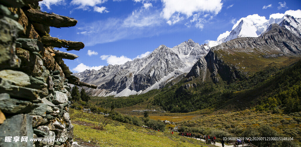 山间石景与远处巍峨雪山