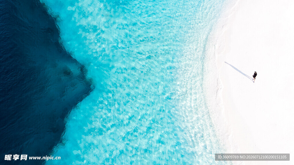 俯瞰清澈海域中的孤舟