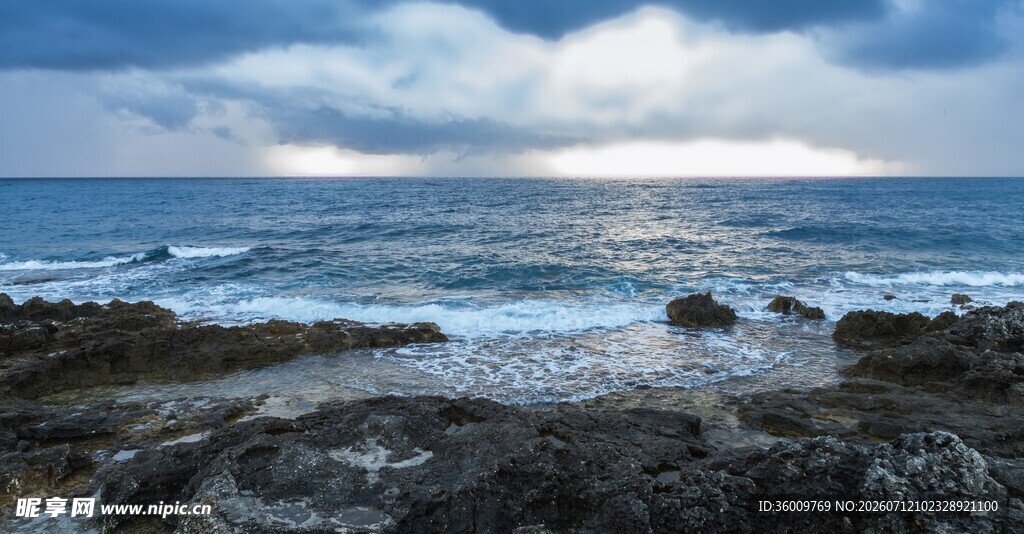 海边礁石上的壮丽海景
