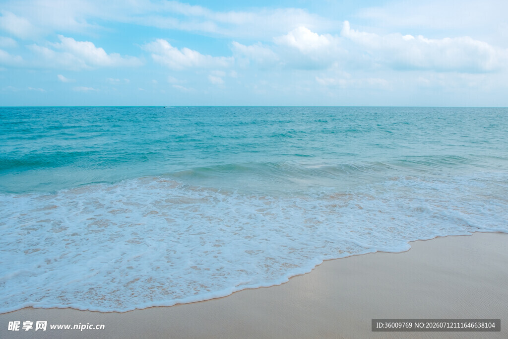 美丽海滩海浪轻拍沙滩