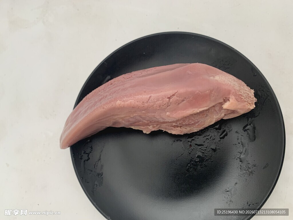 香卤猪舌口条生鸡胸肉置于黑盘上