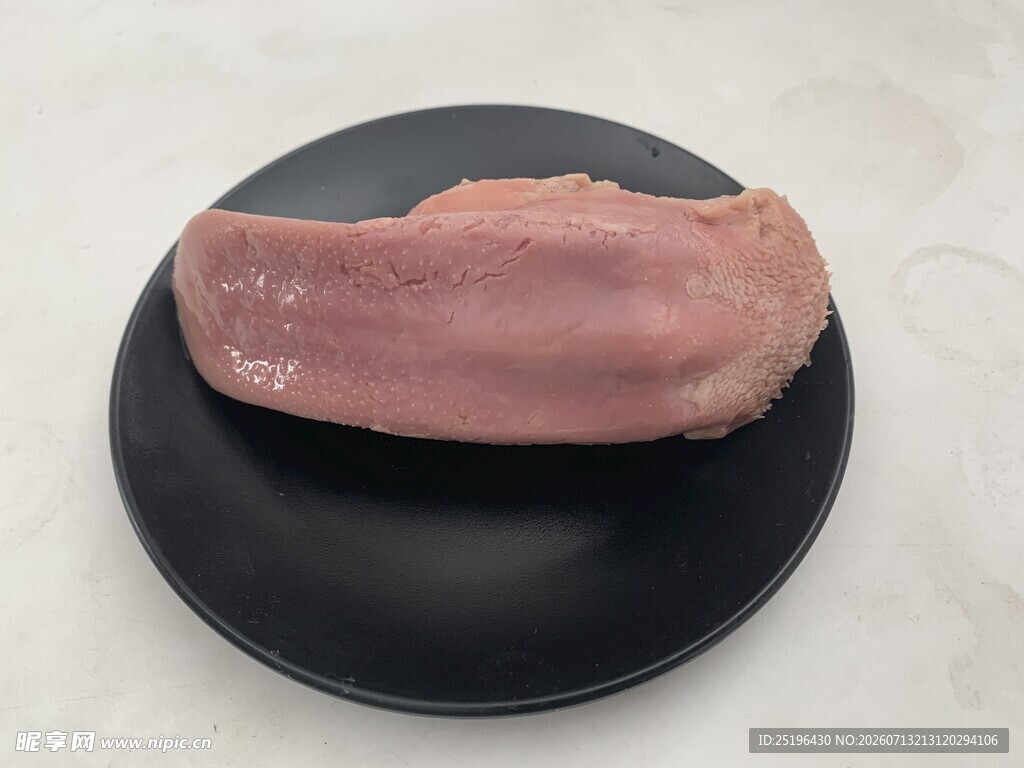 香卤猪舌口条黑色盘上的新鲜生肉