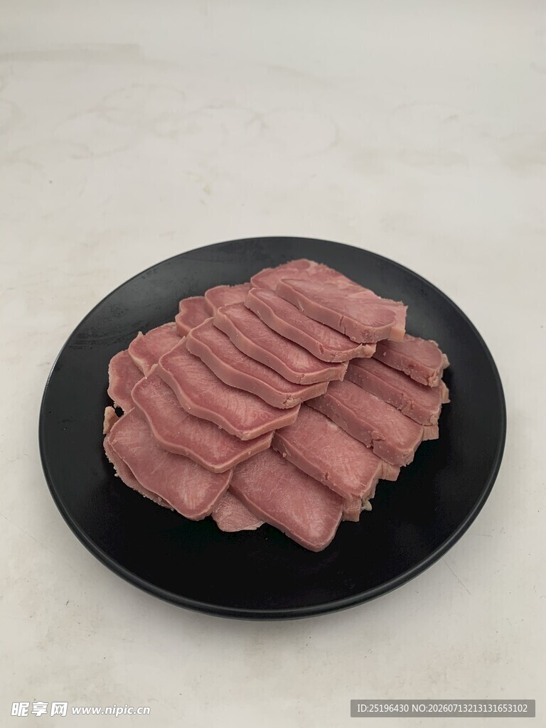 香卤猪舌口条黑色盘上的鲜嫩肉片