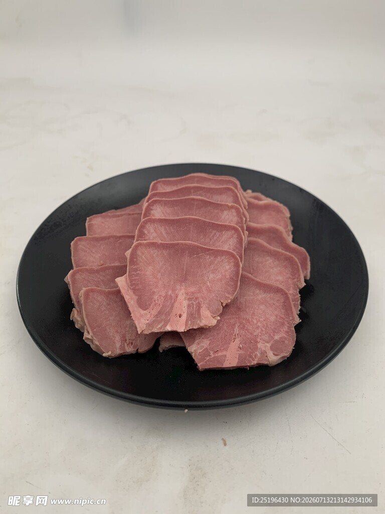 香卤猪舌口条黑盘上的鲜嫩肉片