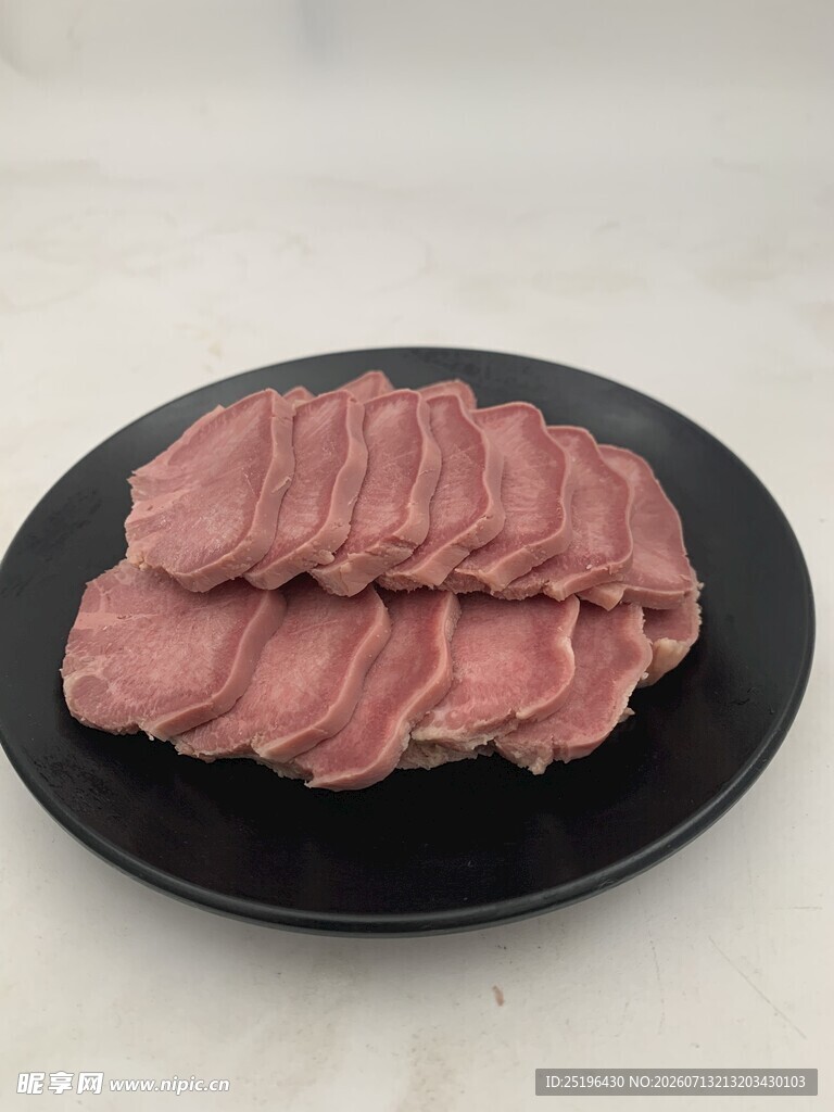 香卤猪舌口黑色盘上的鲜嫩生肉片