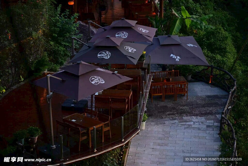 夜晚中的温馨户外休闲区