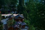 山林中的古朴小屋景观