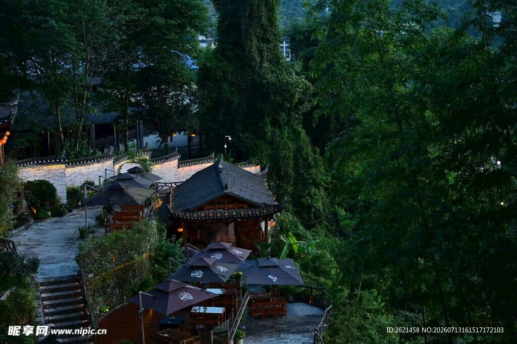 山林中的古朴小屋景观