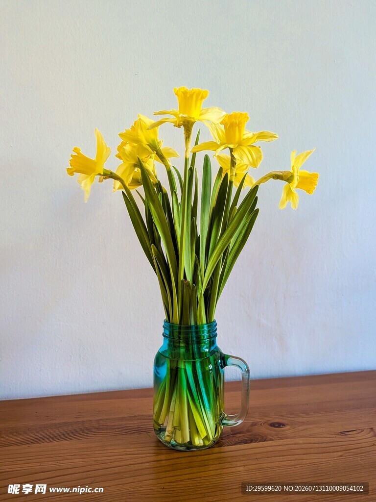 绿色杯中的黄色水仙花束