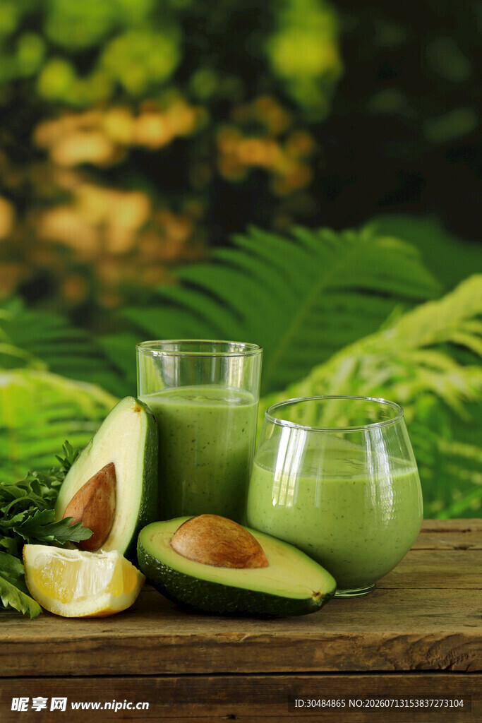 清新牛油果饮品与鲜果