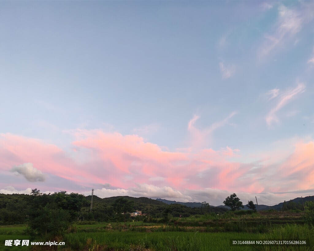 晚霞映照下的田野美景