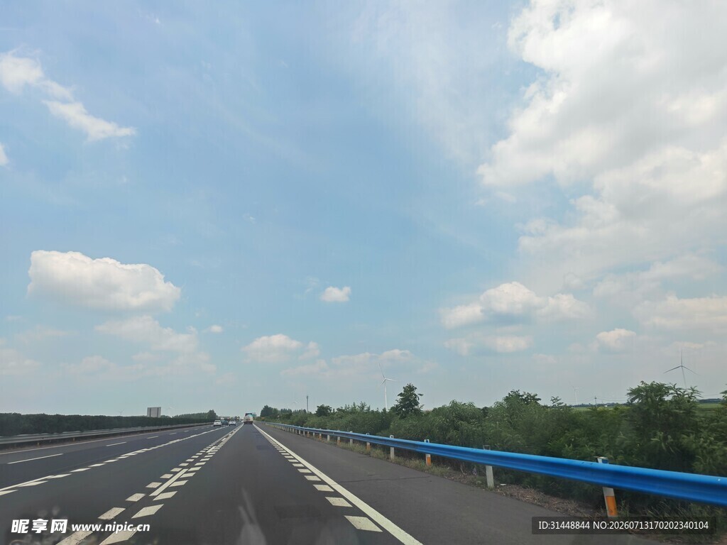 宽阔公路伸向远方