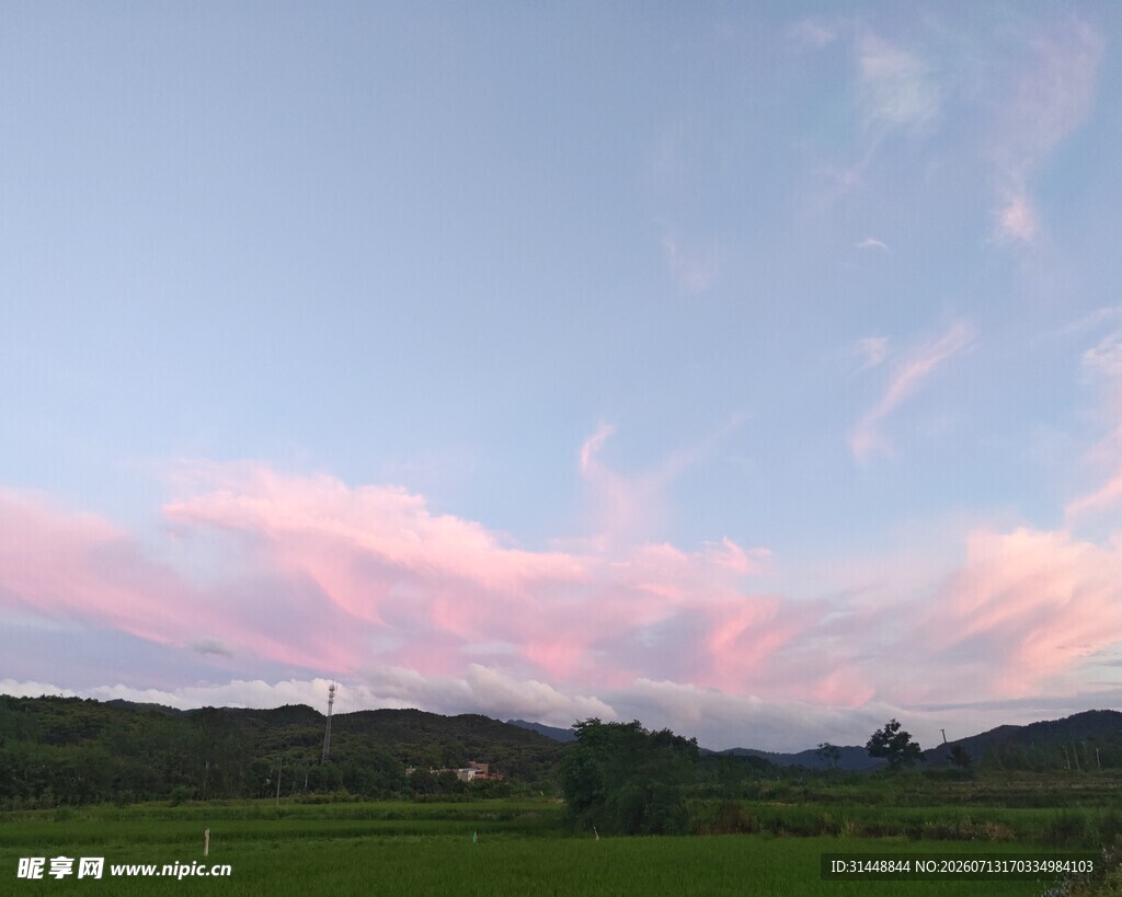 粉霞映照下的田园风光