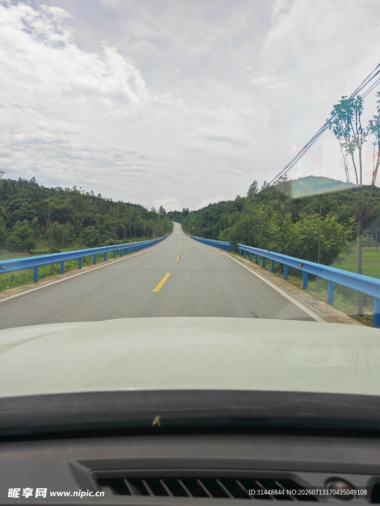 车内视角的公路风景