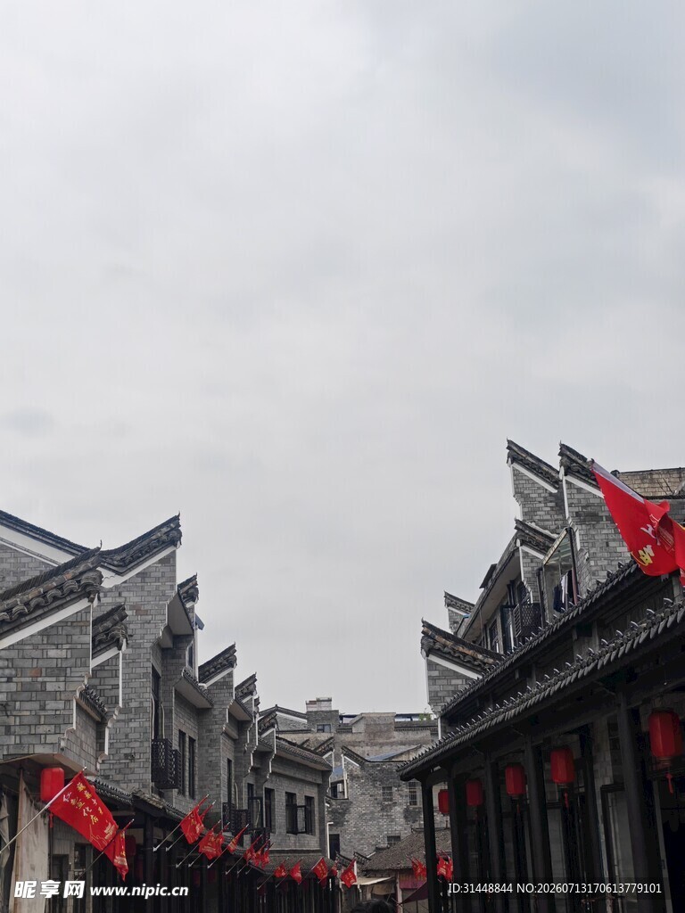 古街中式建筑挂红灯笼