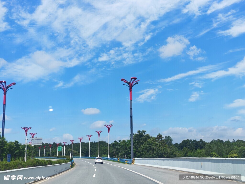 宽阔公路与蓝天白云景观